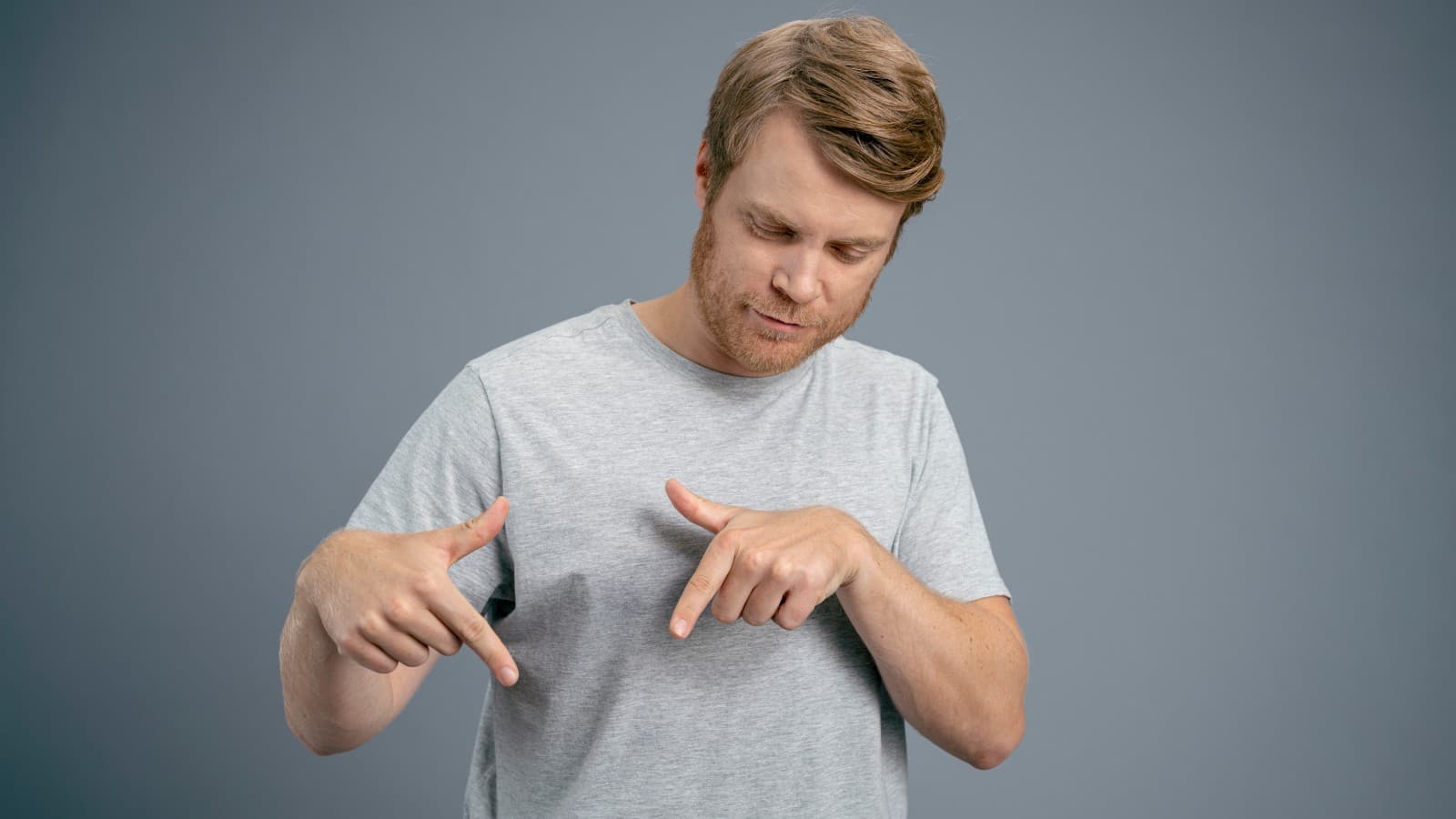 Mann som peker nedover Mann som peker nedover